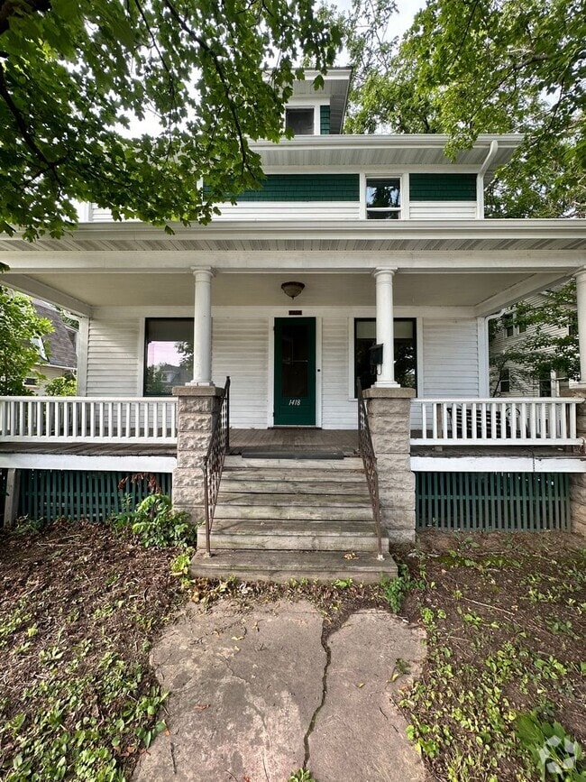 Building Photo - 4 Bed Room 2 Bath Big Yard