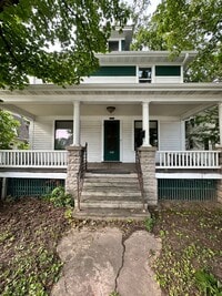 Building Photo - 4 Bed Room 2 Bath Big Yard