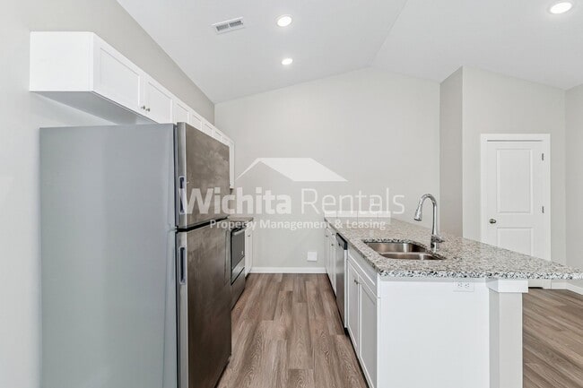 Building Photo - Move-In Ready Duplex in Bel Aire!