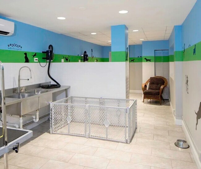 Building Photo - 2200a Crystal Dr
