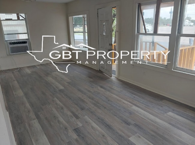 Building Photo - 2 Bedroom 1 Bath Home!