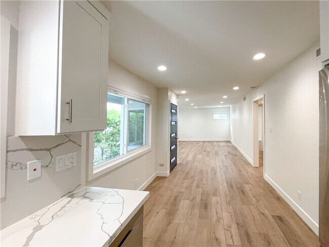 Building Photo - 206 Avenida Victoria