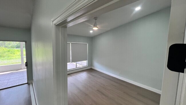 Building Photo - 567 Queensbridge Dr