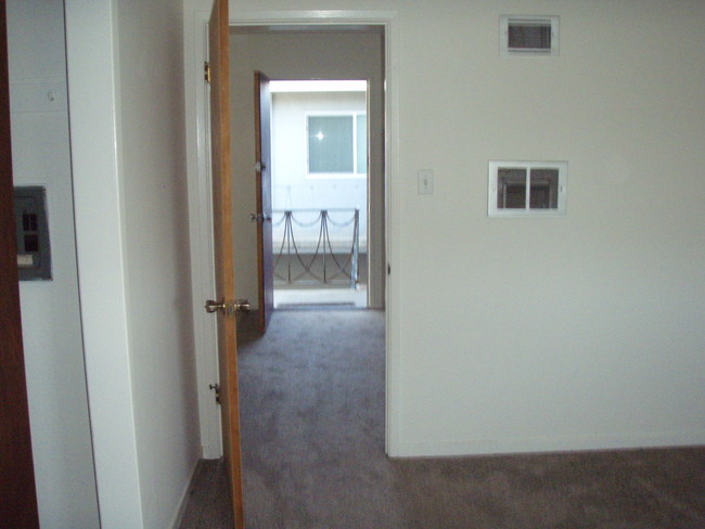 hallway to bedroom - 1620 Palmetto Ave