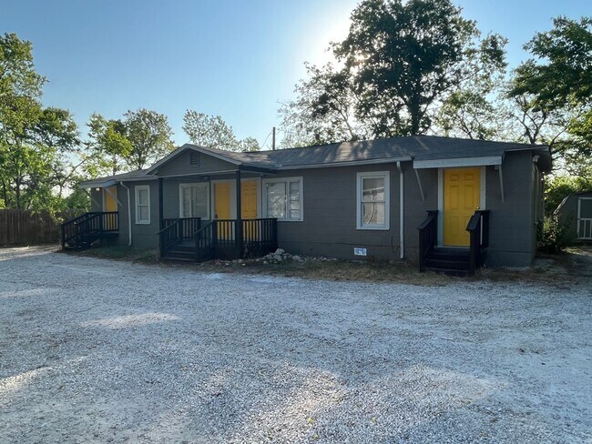 Primary Photo - 102 Austin St