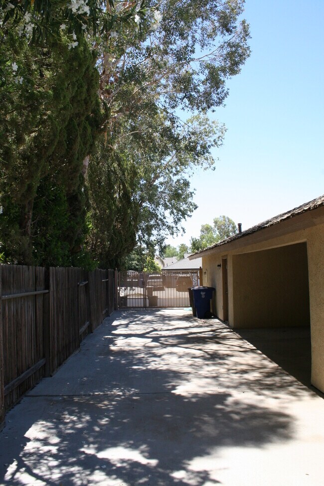 Building Photo - 13004 Hillary Way