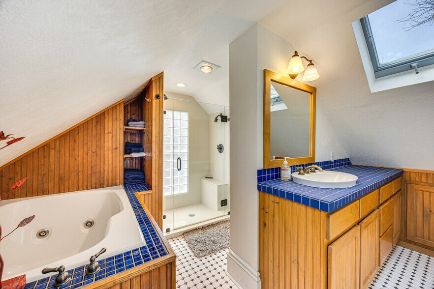 Building Photo - 1117 Manitou Ave