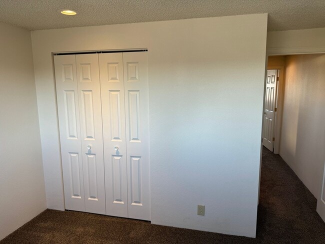 Building Photo - 2 Bedroom Duplex in Springfield