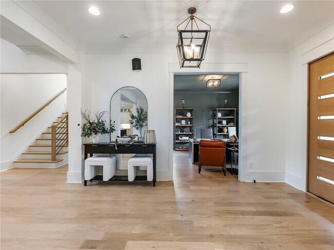 Building Photo - 566 Versailles Dr