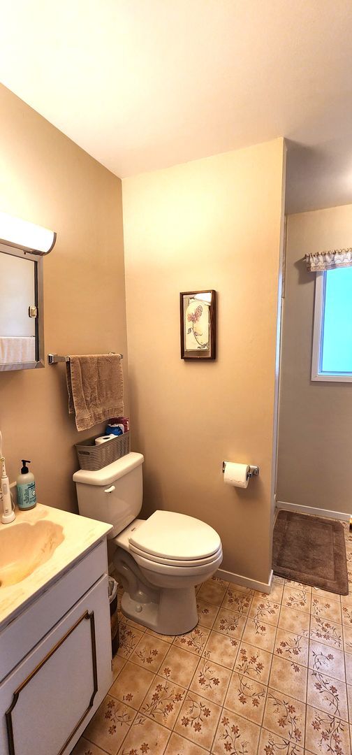 Building Photo - Unfurnished 4 Bed, 2 Bath with Garage.  Amazing Location on Dead-End Street with Forest Access!