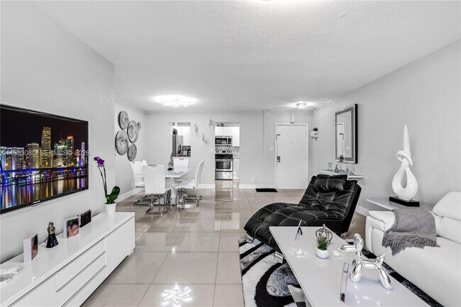 Building Photo - 13715 Kendale Lakes Cir