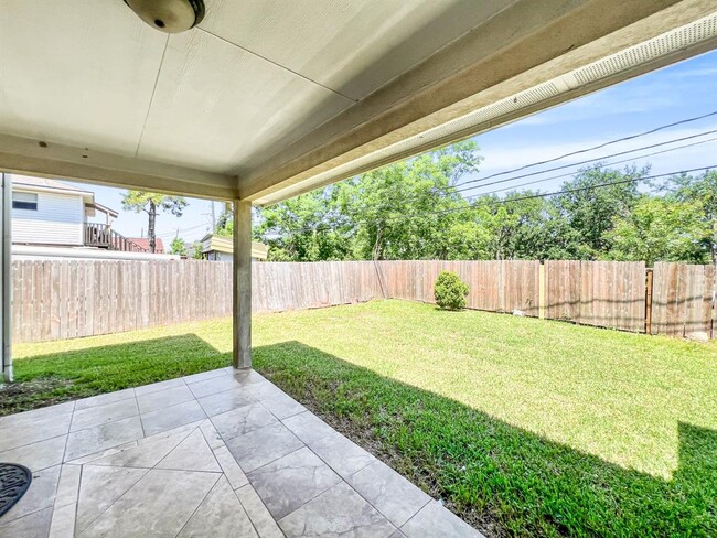 Building Photo - 5715 Ladonia St