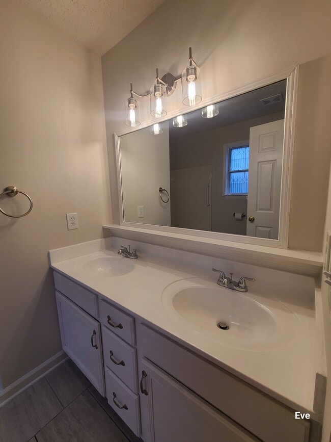 Building Photo - 2733 Airwood Dr