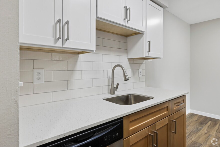 1BR, 1BA - 600SF - Kitchen - 1325 Jersey Ave S