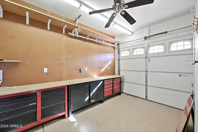 Building Photo - 6520 W Robin Ln