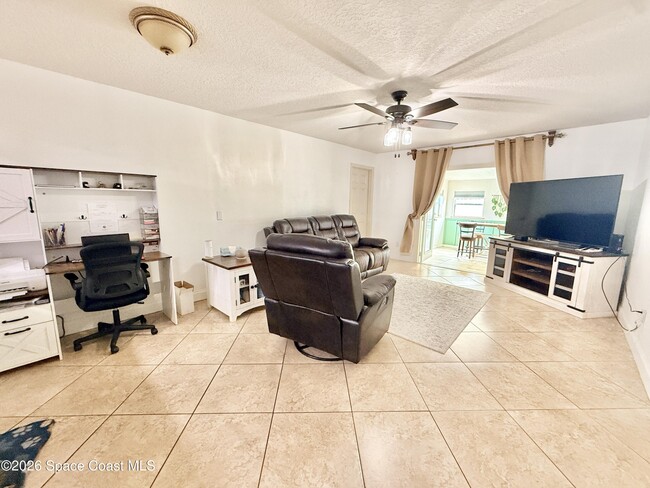 Building Photo - 1046 W Samms Ave