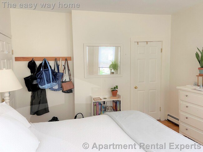 Building Photo - 37 Oak St