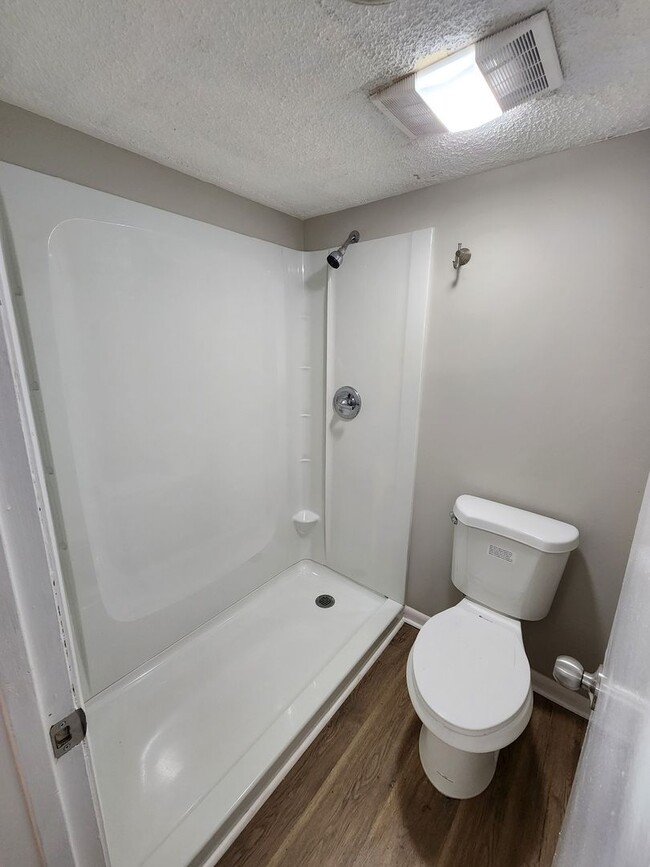 Building Photo - 9 Hickory Ct