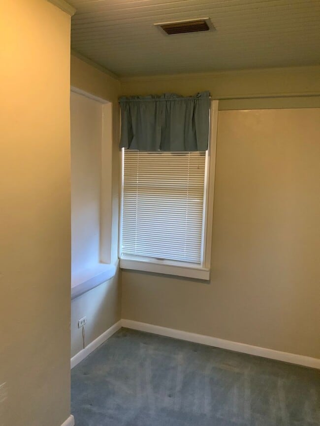 Building Photo - 200 Sunset Dr