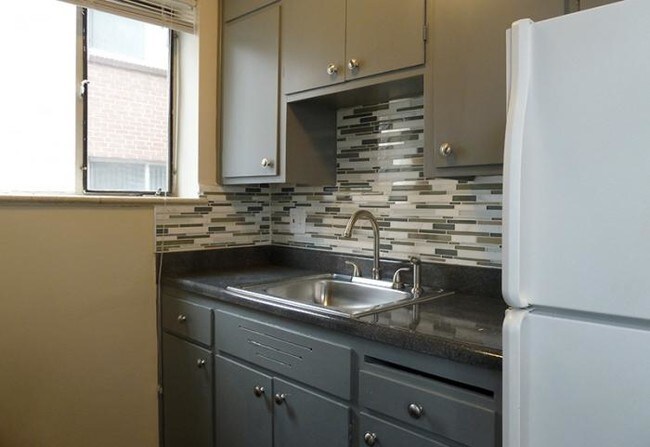 Building Photo - bedroom in Denver CO 80220