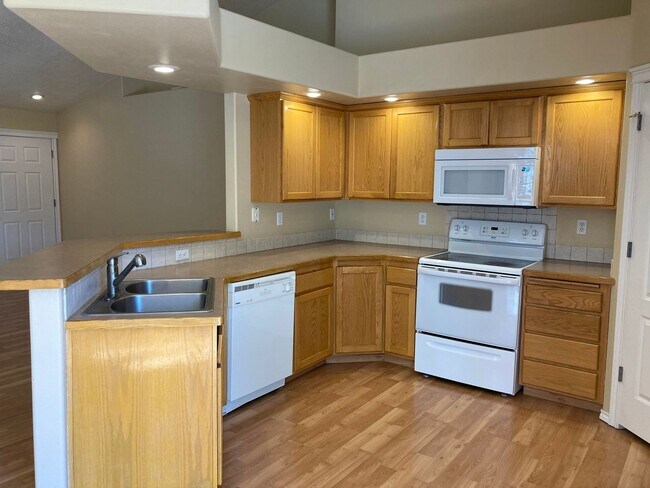 Building Photo - 928 N Middlemist Pl - Awesome Backyard, Go...