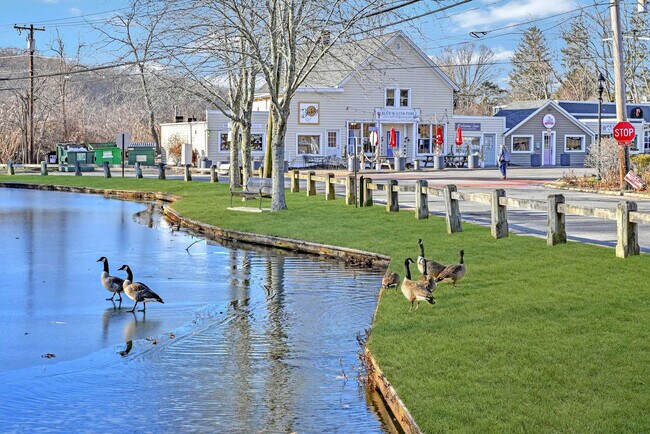 Building Photo - 27 Oak St