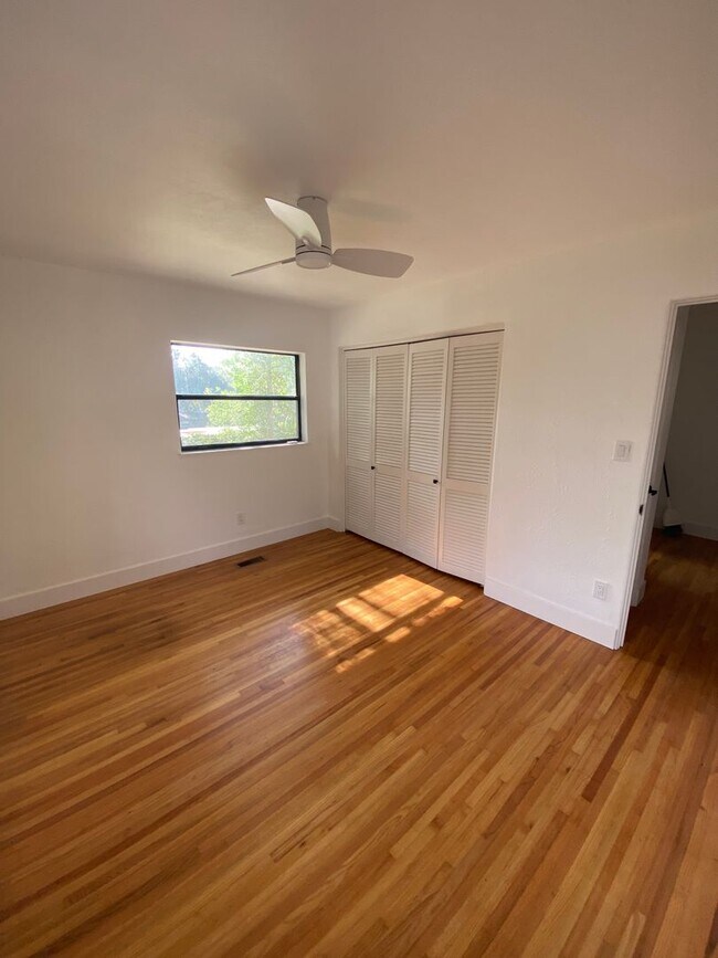 Building Photo - Fully renovated with new appliances, 5 bed...