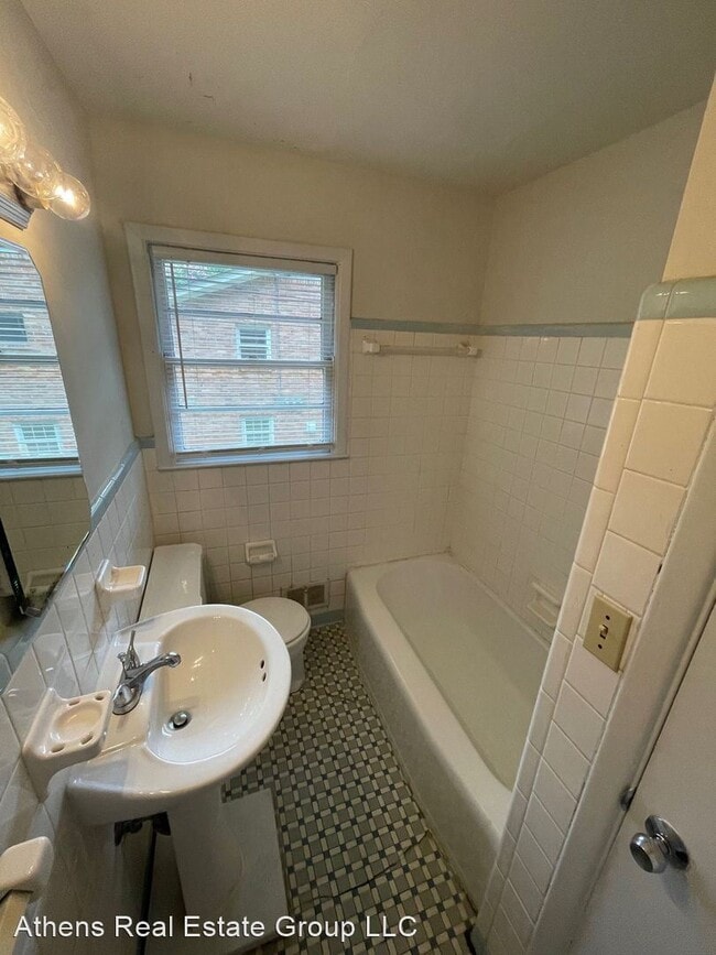Building Photo - 2 br, 1 bath House - 355 Morton Avenue