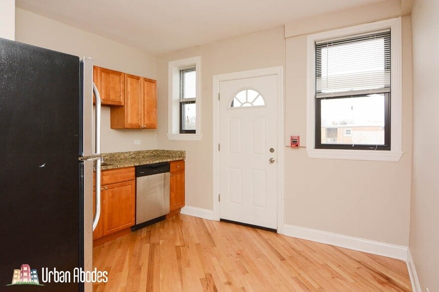 Building Photo - 922 N Green Bay Rd