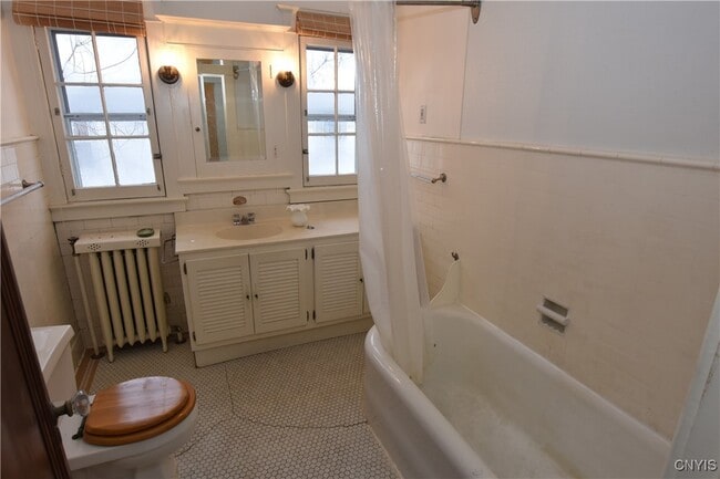 Building Photo - 2318 Genesee St