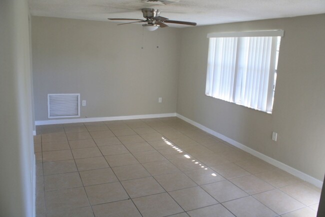 Building Photo - Updated 3 bed 1.5 bath in New Port Richey