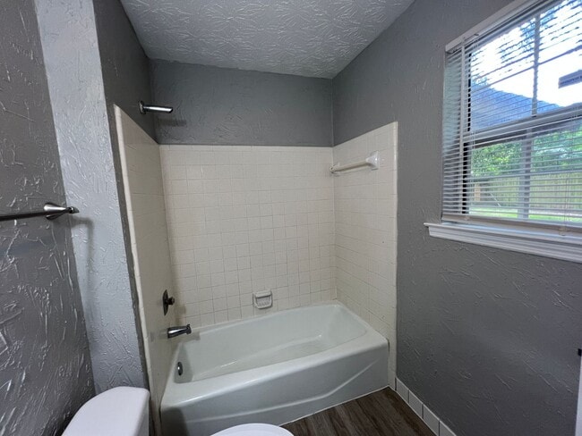 Building Photo - 3 bedroom 2 bath home in Village Green