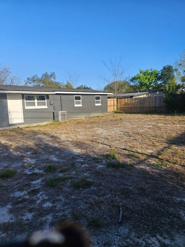 Building Photo - 838 Lewis Dr