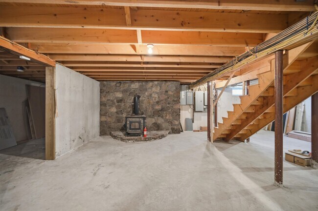 Building Photo - 564 Main St