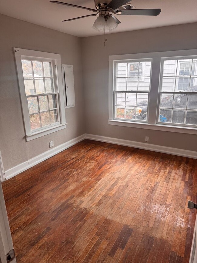 Building Photo - Call Heather about the move in special on this 2 bedroom house.