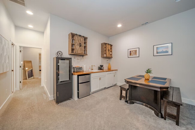 Building Photo - 930 Elm St