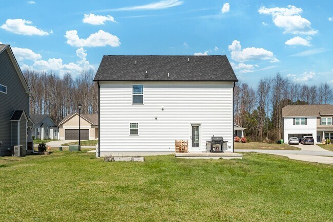 Building Photo - Gorgeous and Quiet 3Bed/2.5 Bath in Benson NC