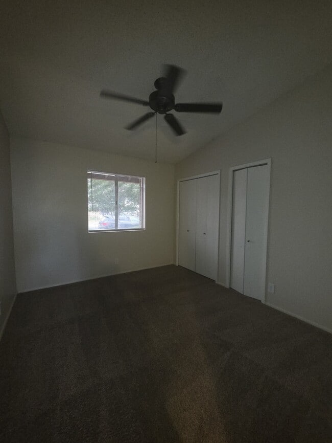 Building Photo - 2 bedroom 1 bath with covered parking