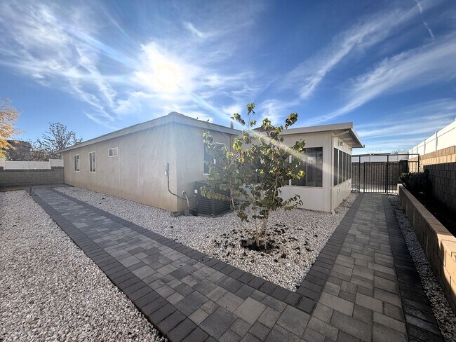 Building Photo - Available Now! Lancaster 3 bed 2 bath