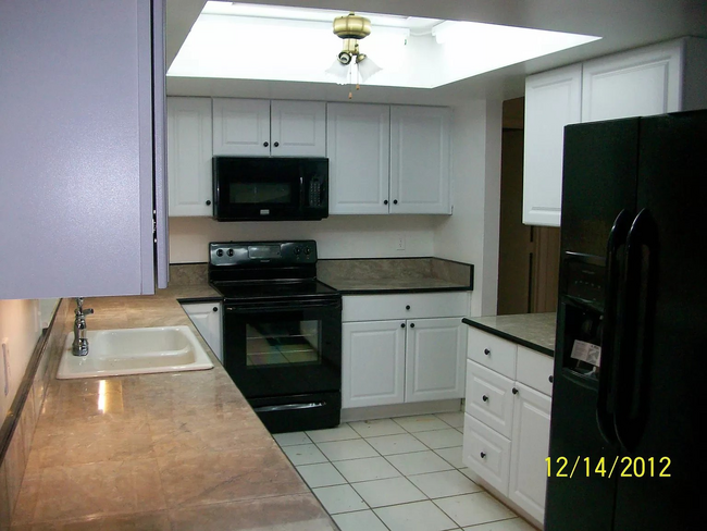 Building Photo - 3/2 Spacious Home in Sarasota with 2 Car G...