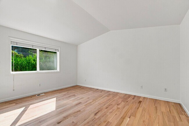 Building Photo - 22 10th Pl S