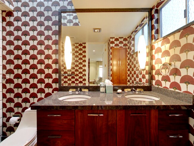 Building Photo - STUNNING 2/2 W/ Dining Room and LARGE Atti...