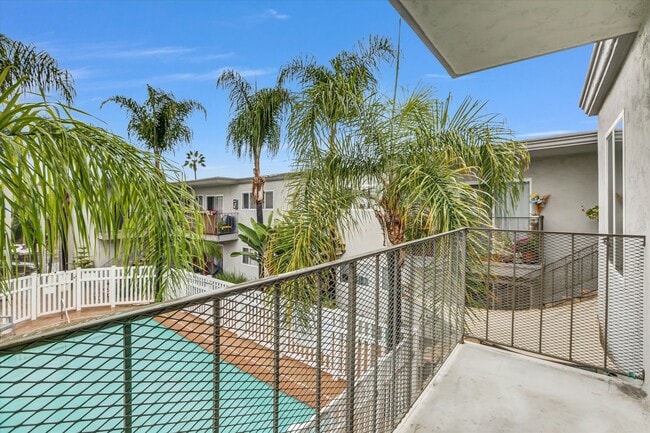 Building Photo - Upstairs 1 Bedroom Condo w/ Parking - Fresh Paint & Carpet!