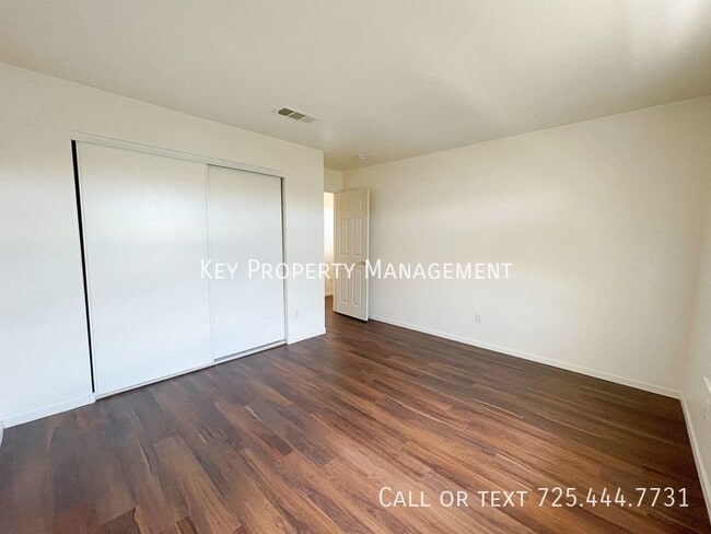 Building Photo - 1400+SF TOWNHOME W/ 1 CAR GARAGE AND ALL A...