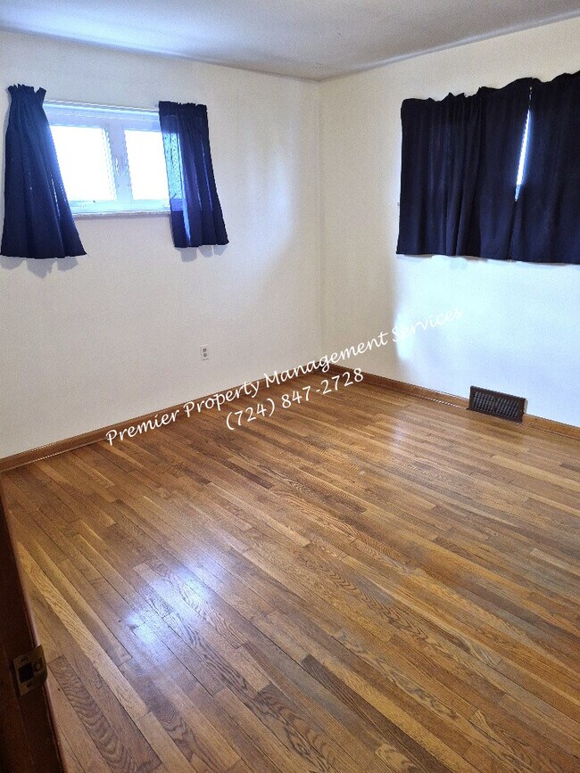 Building Photo - 990 Clearview Dr