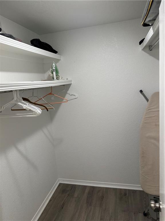 Building Photo - 9 E Elvendon Dr