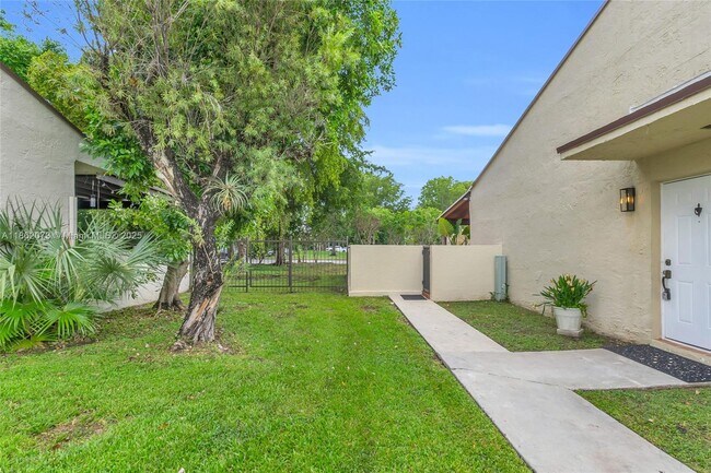 Building Photo - 9131 Fontainebleau Blvd