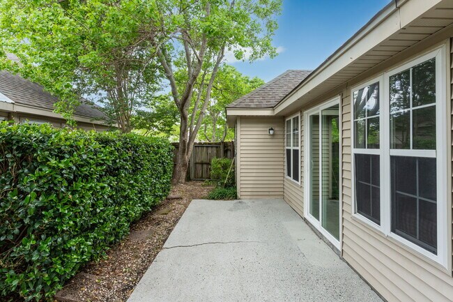 Building Photo - 808 Spy Glass Ct