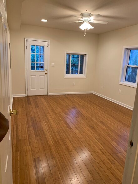 Building Photo - 2527 Brookfield Ave