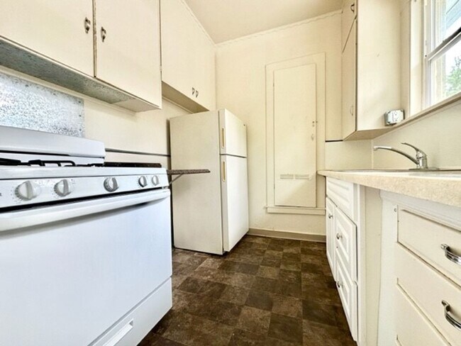 Building Photo - 644 W 4th St